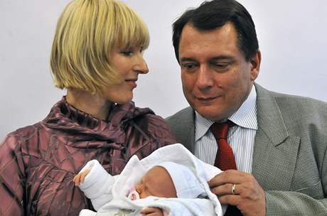 Pyný otec Jií Paroubek s manelkou a dcerou.